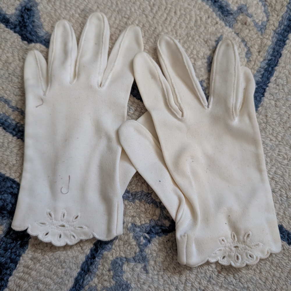 Elegant White Lace Trim Gloves
